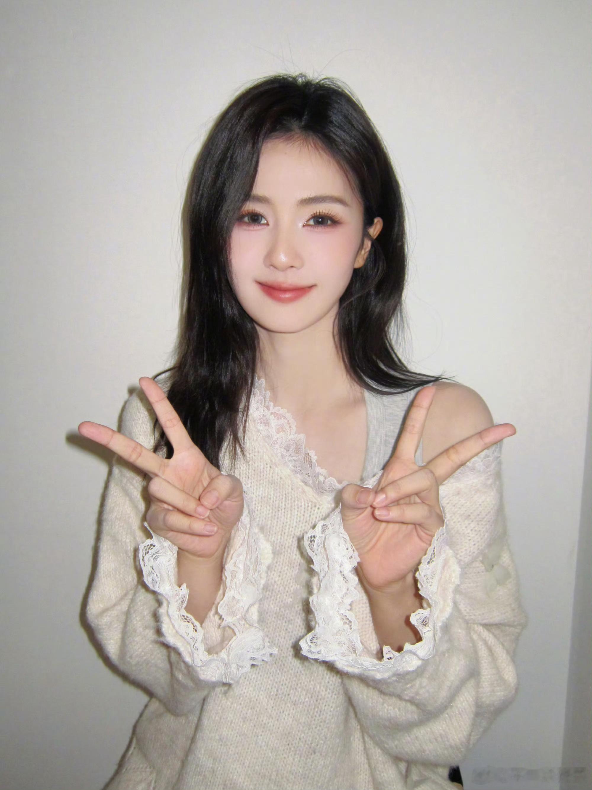 白鹿新照片，有被甜到，美女子一枚 