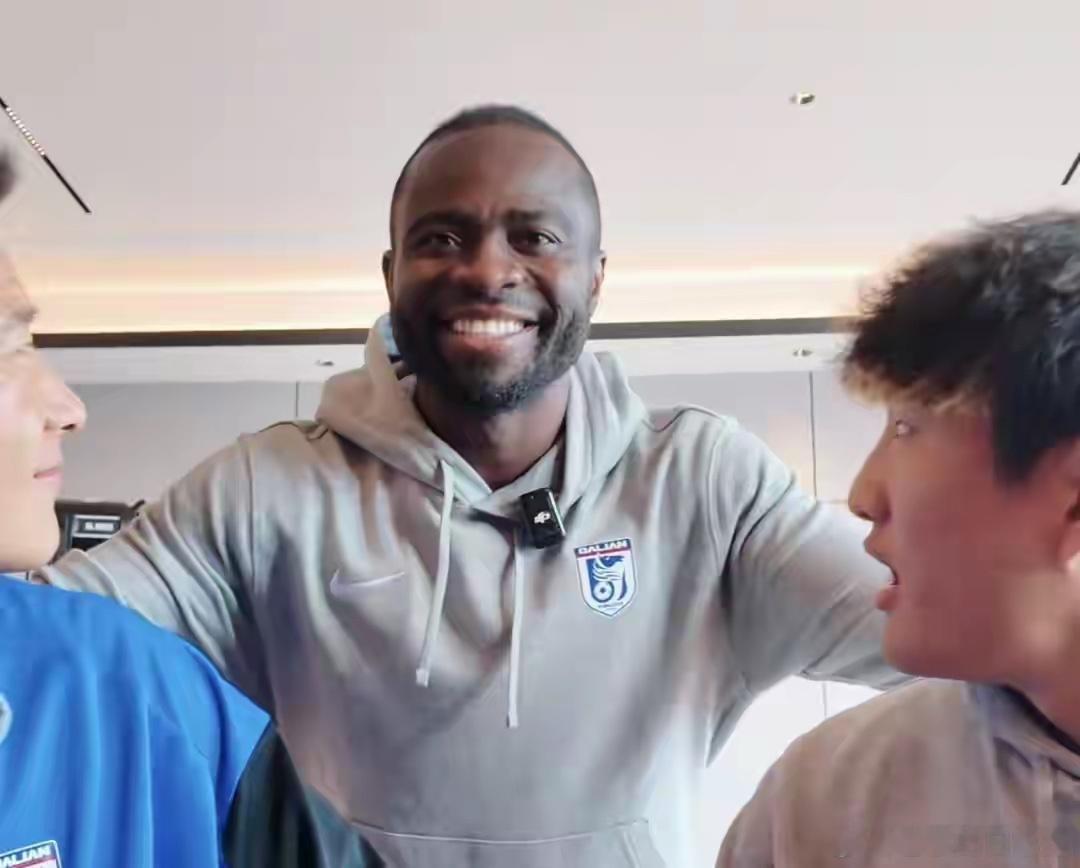 2月24日，大连英博正式官宣阿奇姆彭加盟，球队冬窗引援接近尾声，5名外援配置全部