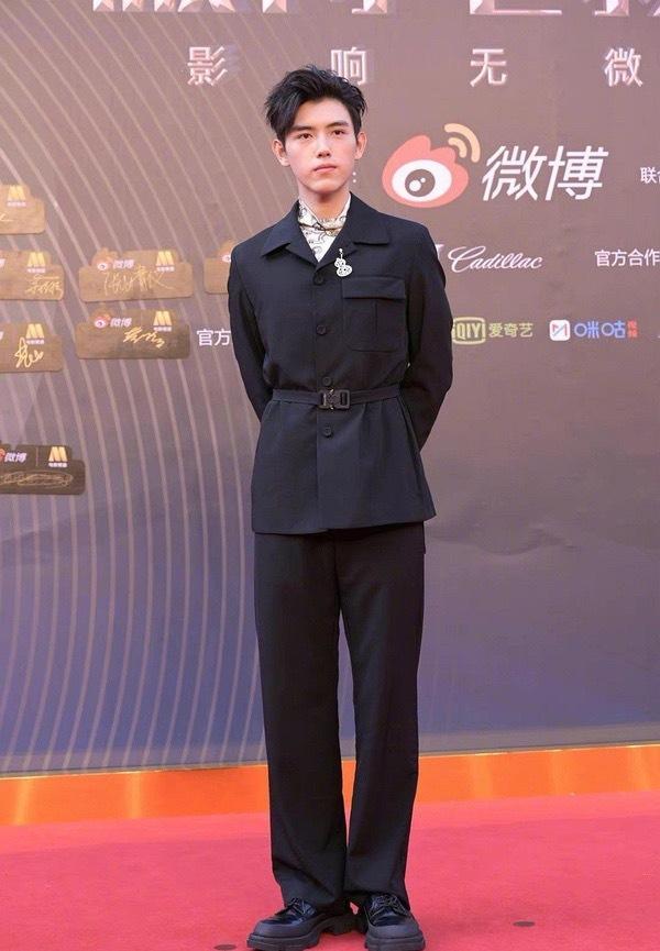 陈飞宇越看越奇怪…..拍戏太辛苦了，疲态感有了一点点 