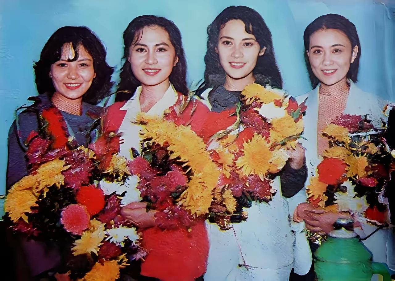 ''四朵金花''手捧鲜花同框：

宋晓英身材高挑，青丝如墨，笑靥如花；李羚柳眉杏