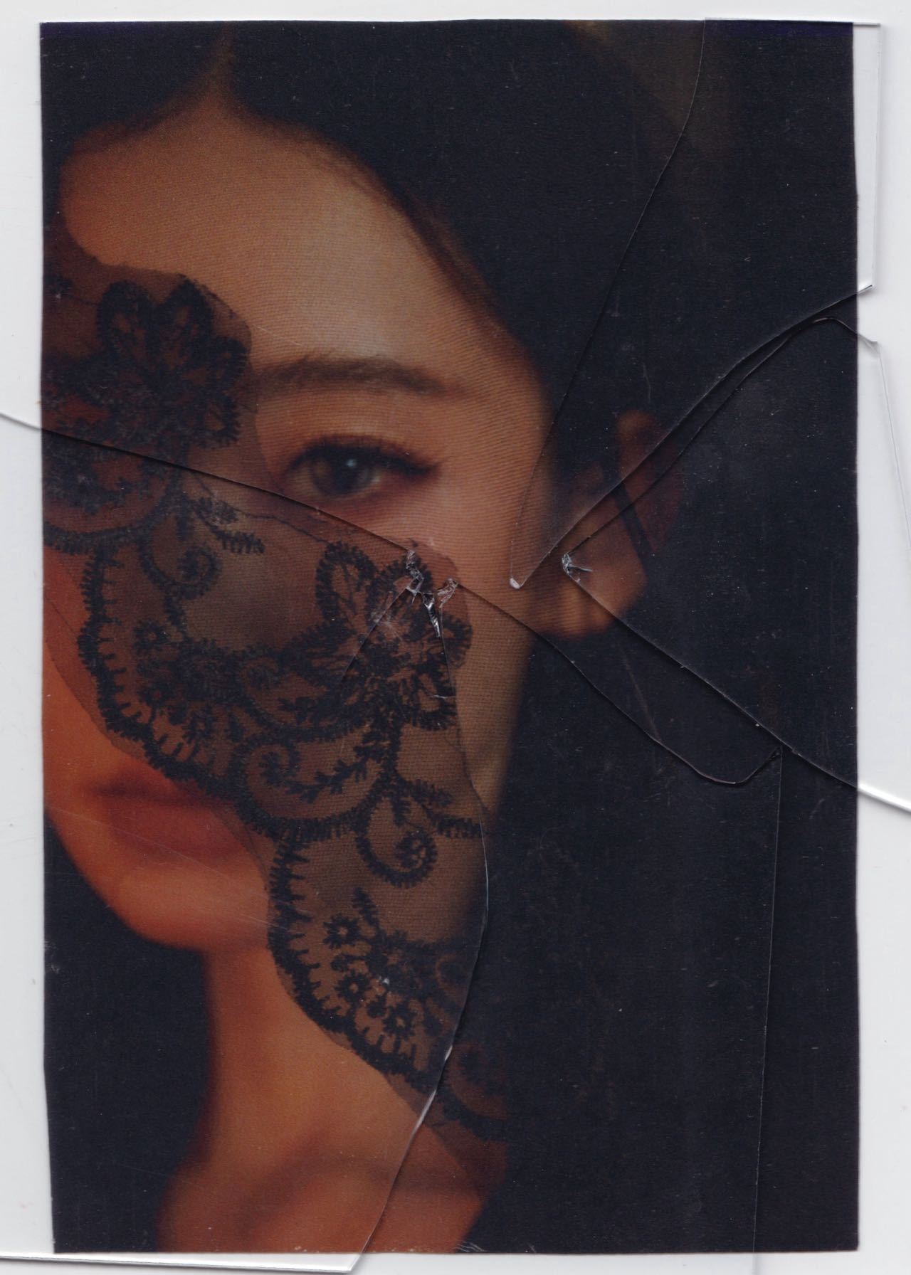 张艺凡哥特风美成啥了 张艺凡挑战哥特风太惊艳了，黑色V领裙穿在她身上，冷艳又高贵