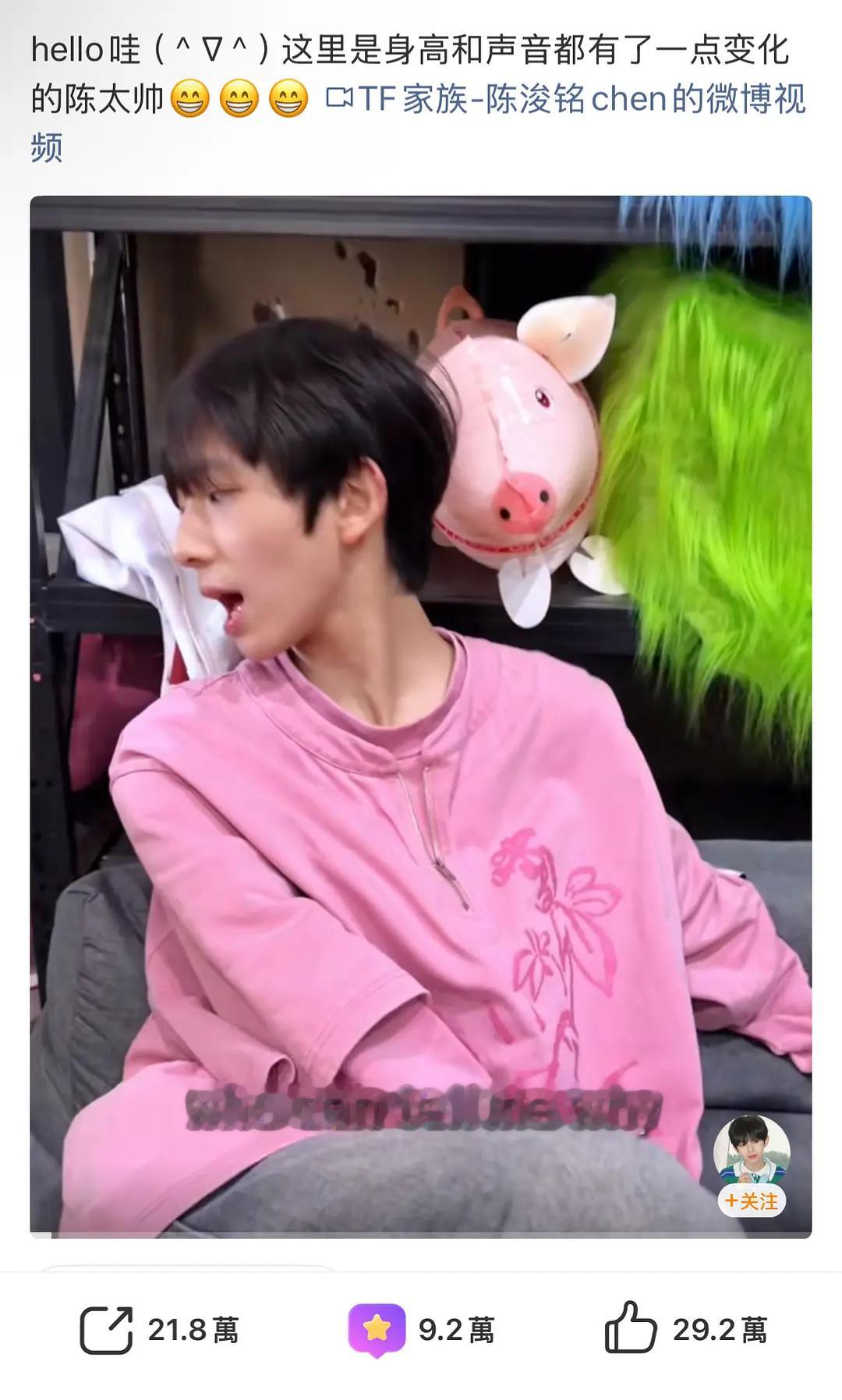 侧脸像一只皱巴巴的🐒你还争上门面了看看同龄时期的王橹杰洗洗眼睛吧 