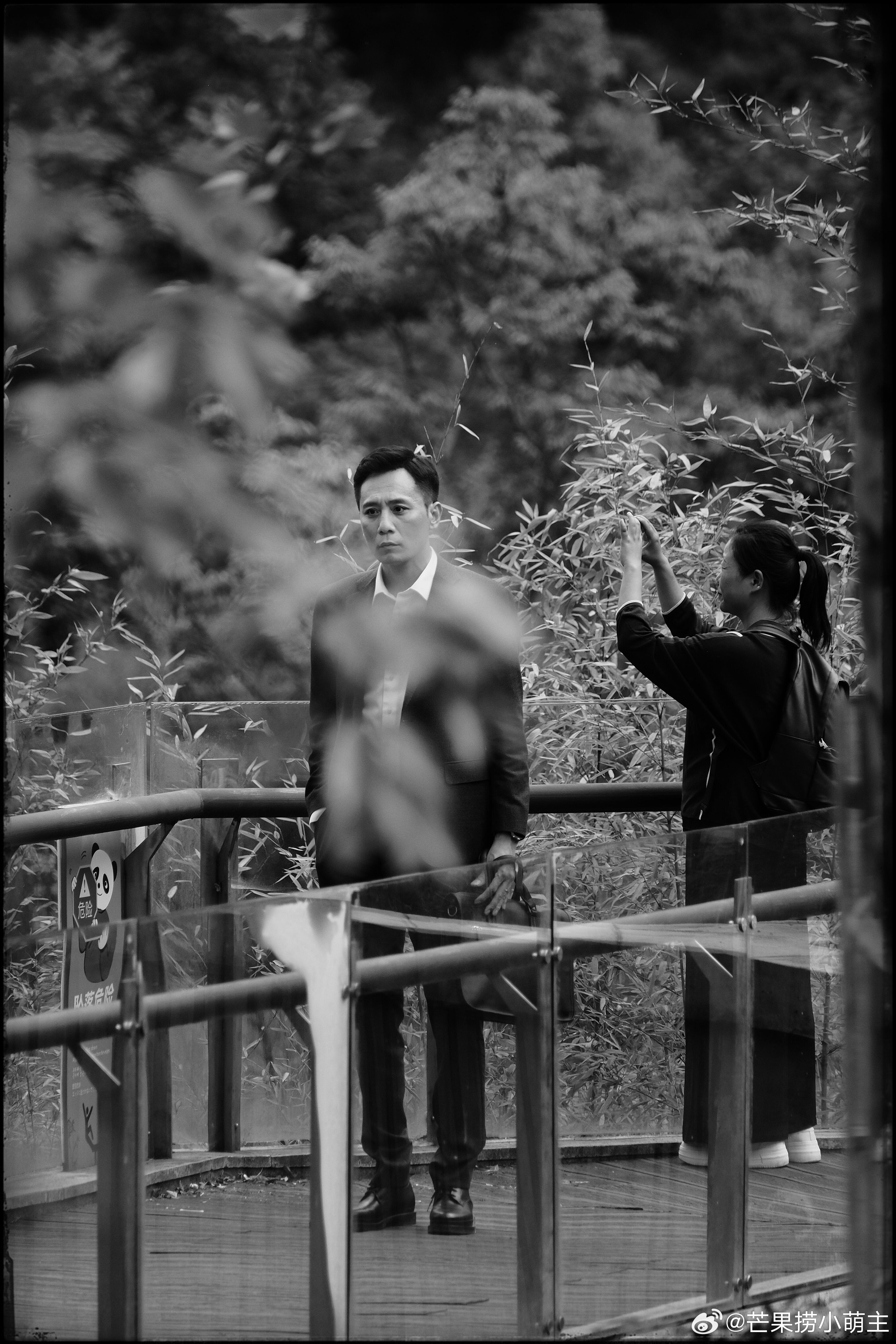 刘烨48岁生日全家福刘烨一家四口对视合照 刘烨48岁生日，妻子安娜晒全家福为其庆