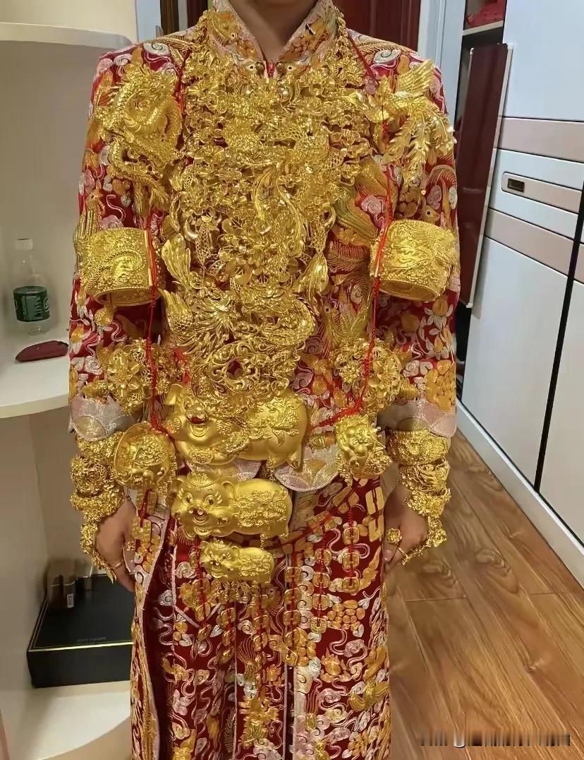 按现在的金价，这一件衣服值200万元吗？