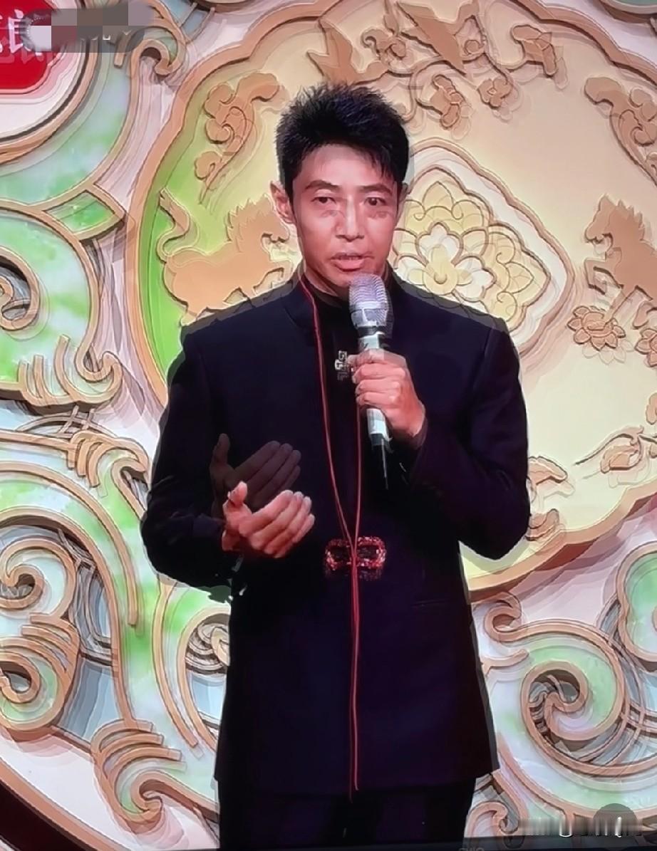 终于知道央视春晚主持为啥一直有撒贝宁了，不是靠颜值，也不是靠人脉，而是他的控场能