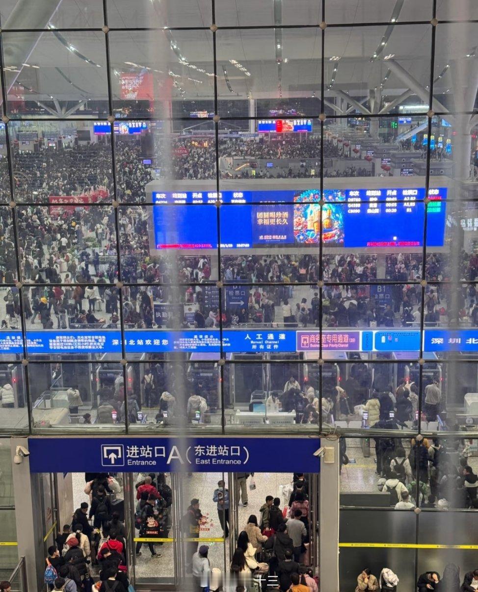 外国人已经快进到体验过年三件套了 过年三件套，一件套: 春运！！有钱没钱回家过年