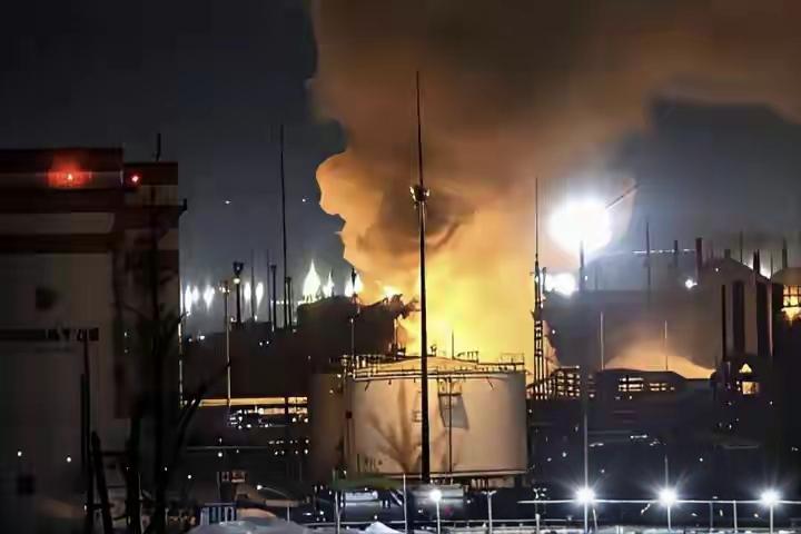 乌军深夜偷袭俄军关键军火库，引发剧烈殉爆，俄军后勤补给线受重创。普京随即下令强力