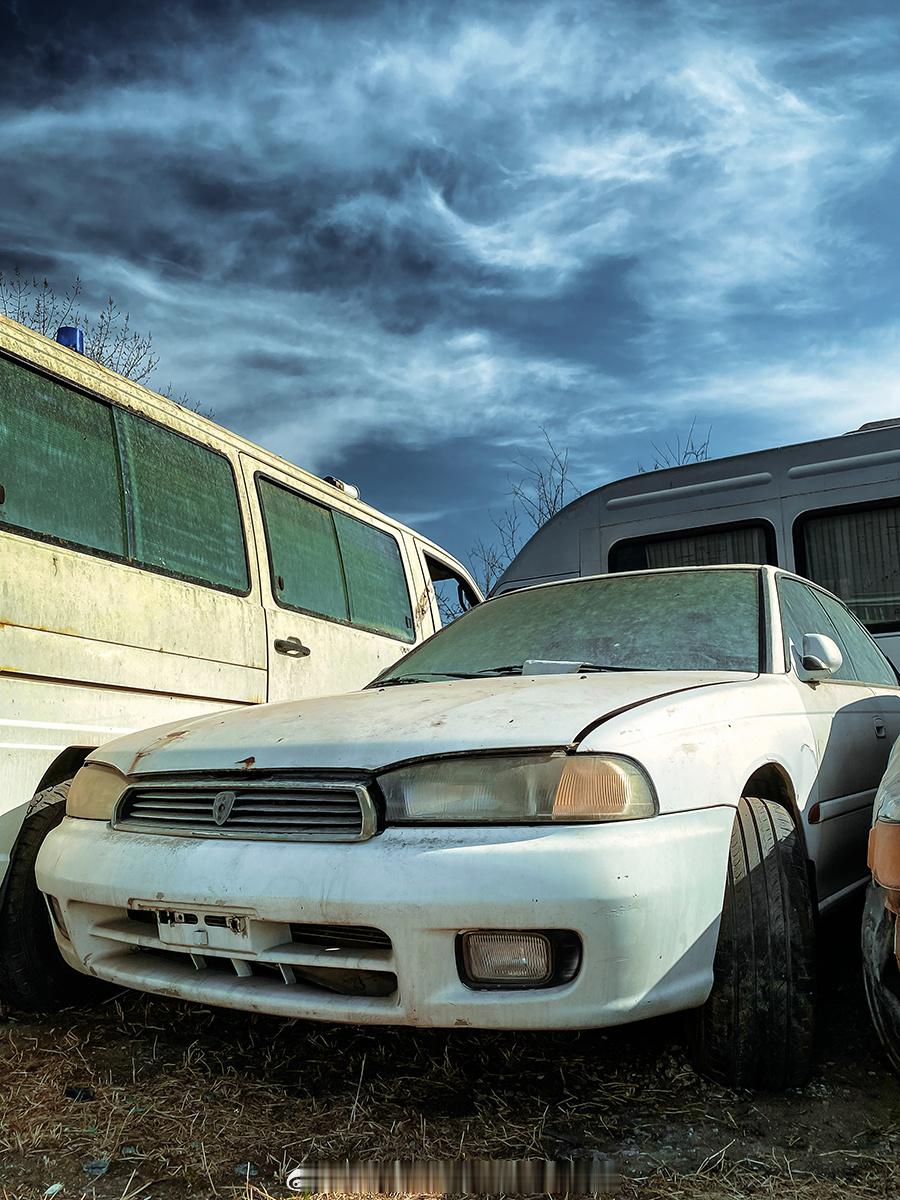 解体厂门口被送去报废压铁的日规斯巴鲁力狮二代。二代生命周期1993年~99年，这