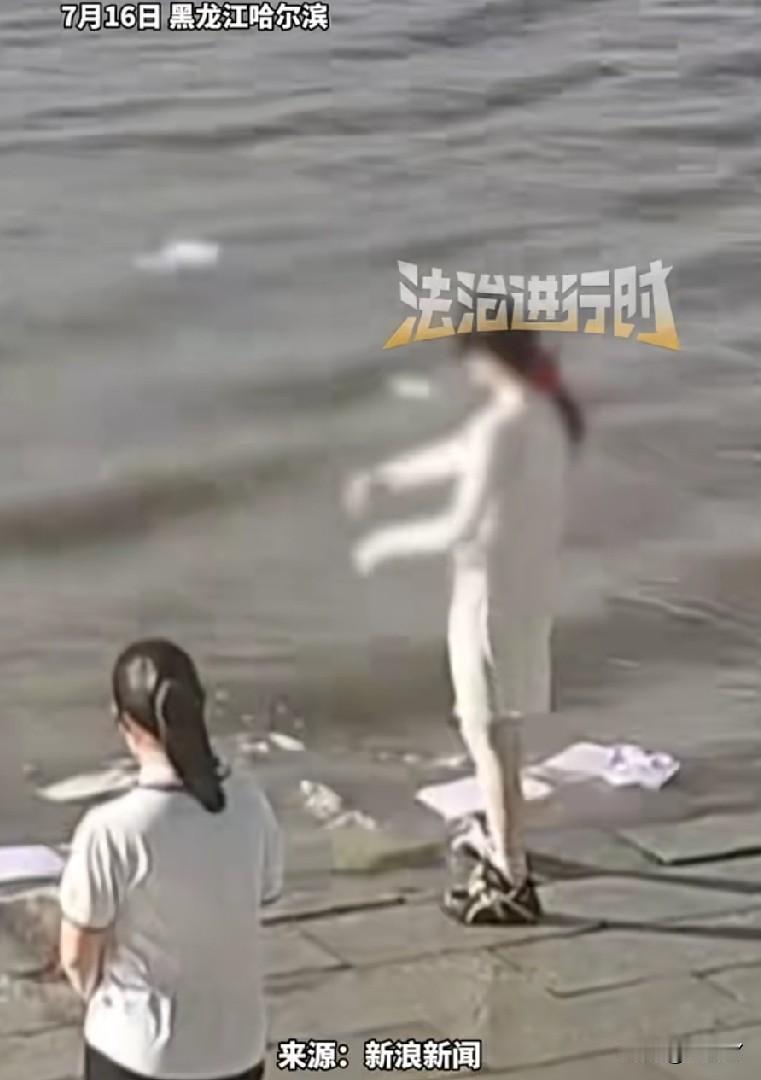 上一秒还不听劝阻肆意往江里扔垃圾，下一秒就被民警当场教育。这种没素质的人真是把脸