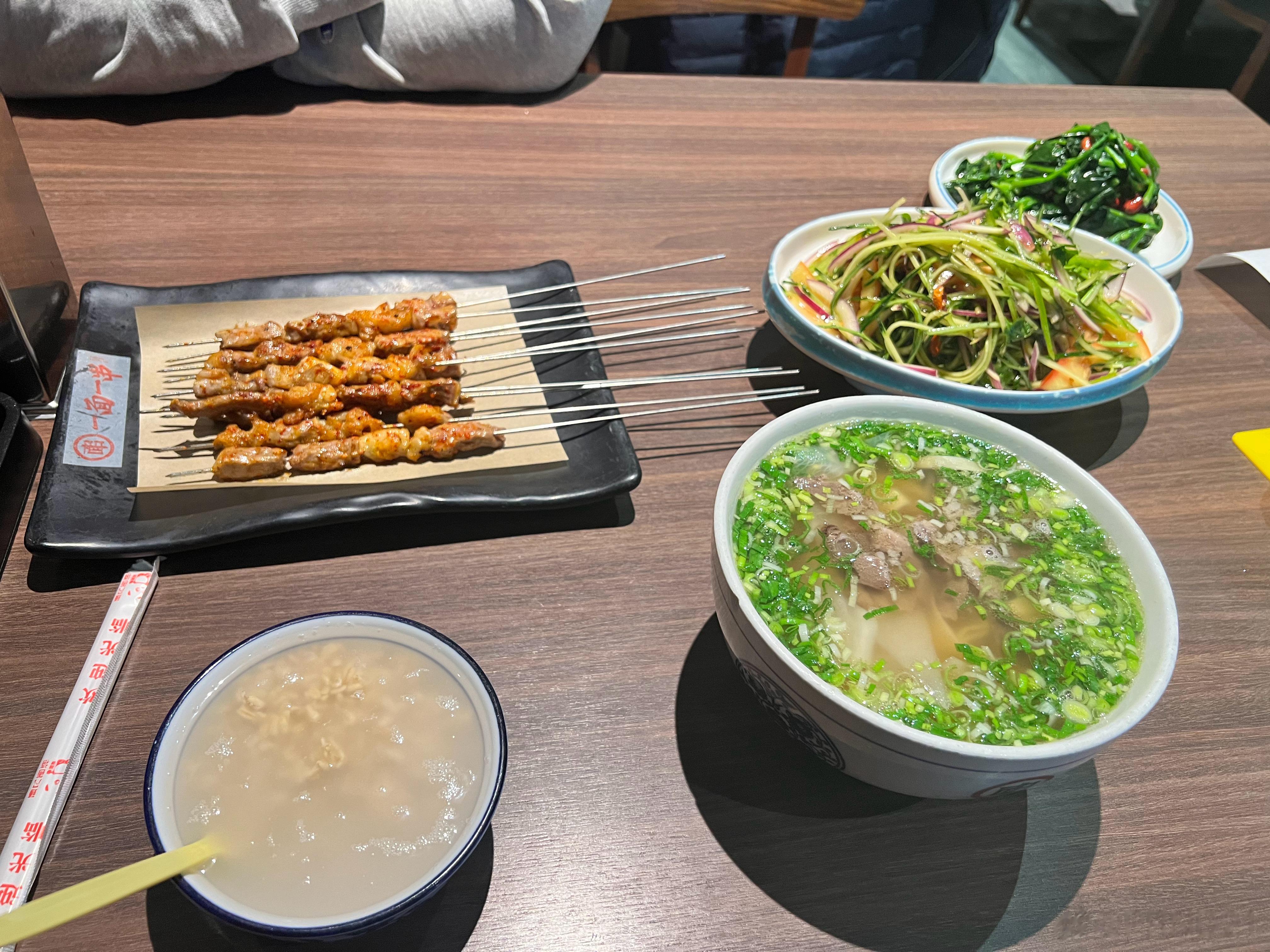 那天和 夜里去找小伙伴吃夜宵……哦不是，吃减肥餐[开学季]。那小区很大，但规划欠