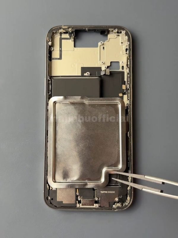所以，按照这个今天这个电池宽度，iPhone 17 Pro 也是经典三段式设计了