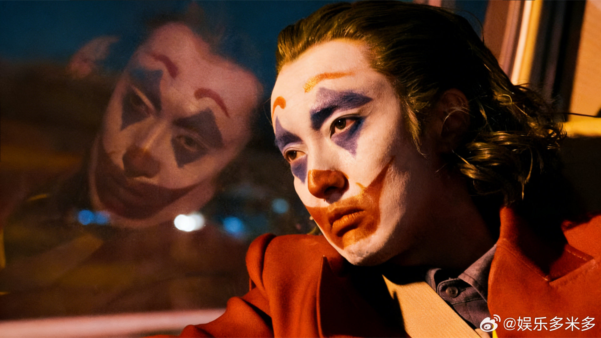 王传君哥谭小丑 王传君凭气质拿捏哥谭小丑，将角色的复杂人性展现透彻，疯批又破碎，