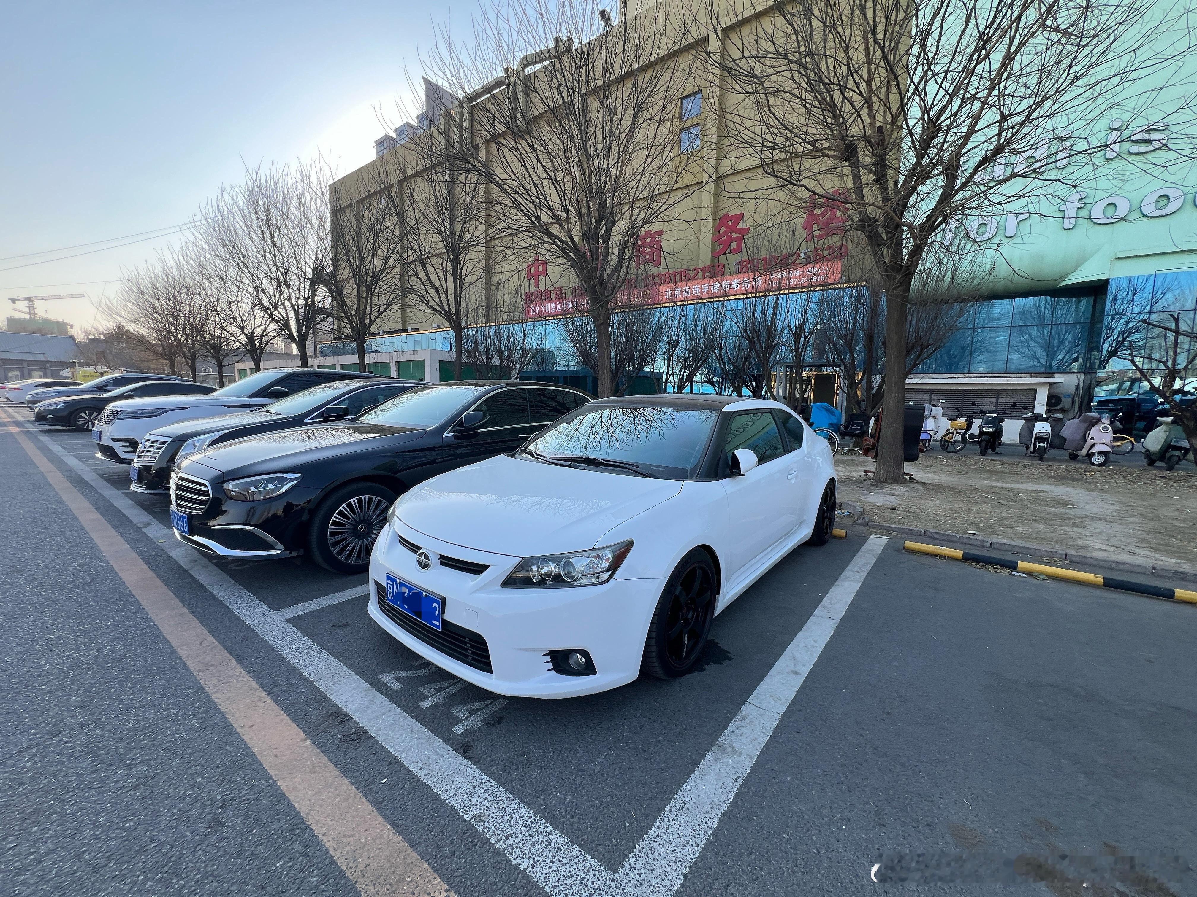 碰到一台改装了的丰田的杰路驰。这车一直给我的感觉就像是汉堡吃多了的塞利卡，造型符