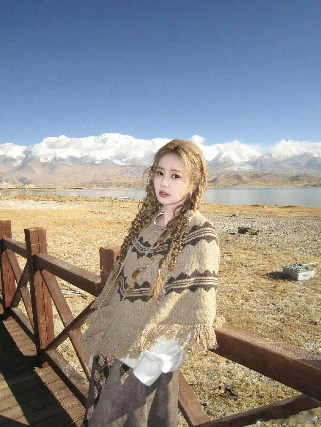 白鹿白鹿 朝你走来的明媚姐姐亲爱的客栈2026白鹿的侧麻花辫造型，是从画里走出来