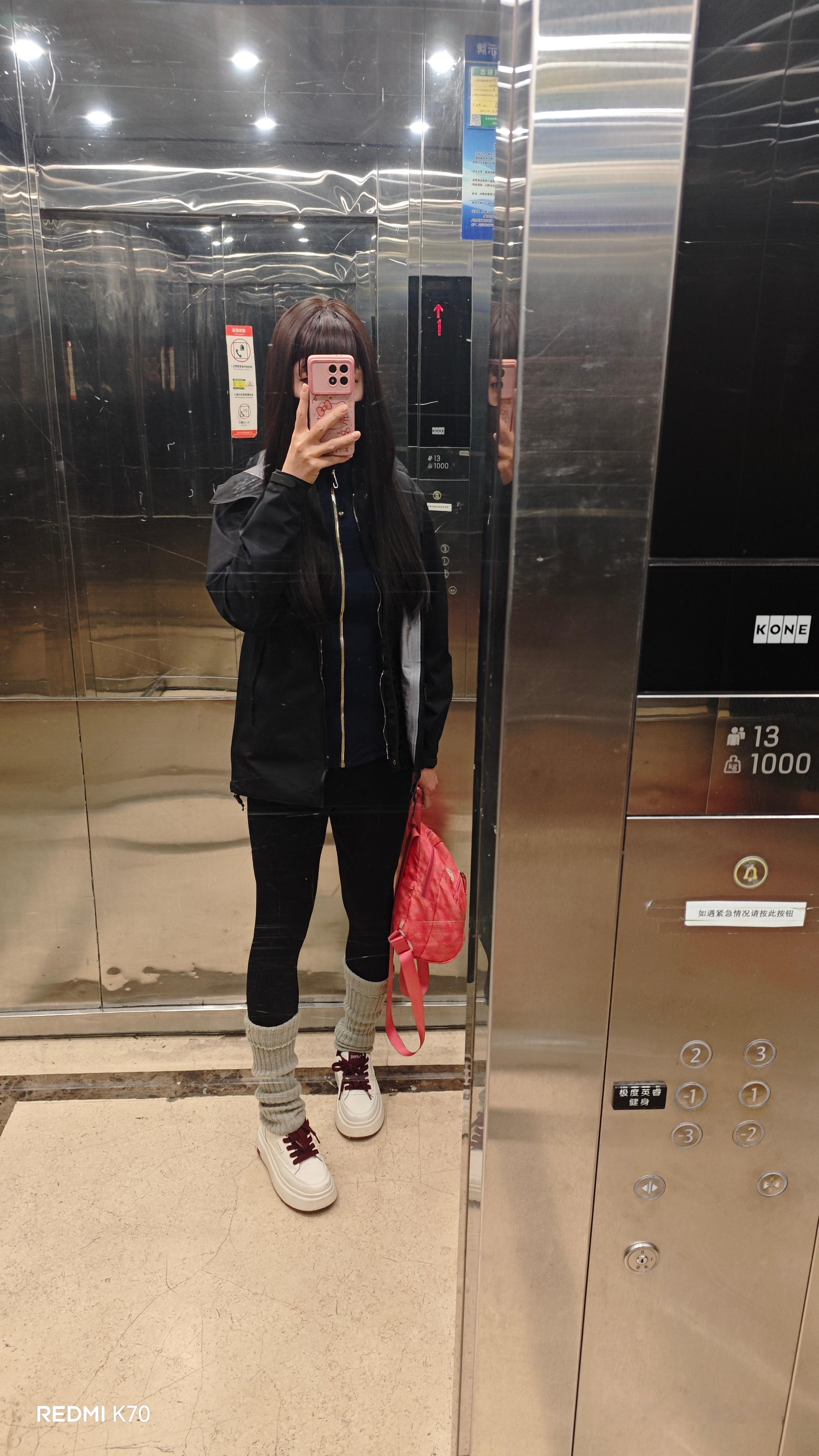 下班浅化了个妆，去了趟超市买吃的。今天穿得lulu的衣服和裤子，小白鞋、袜套，外