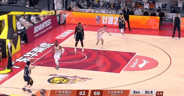 胡明轩终于开了！三分连中手感滚烫，广东冲冠就靠这把尖刀🔥
 
谁看了胡明轩这波