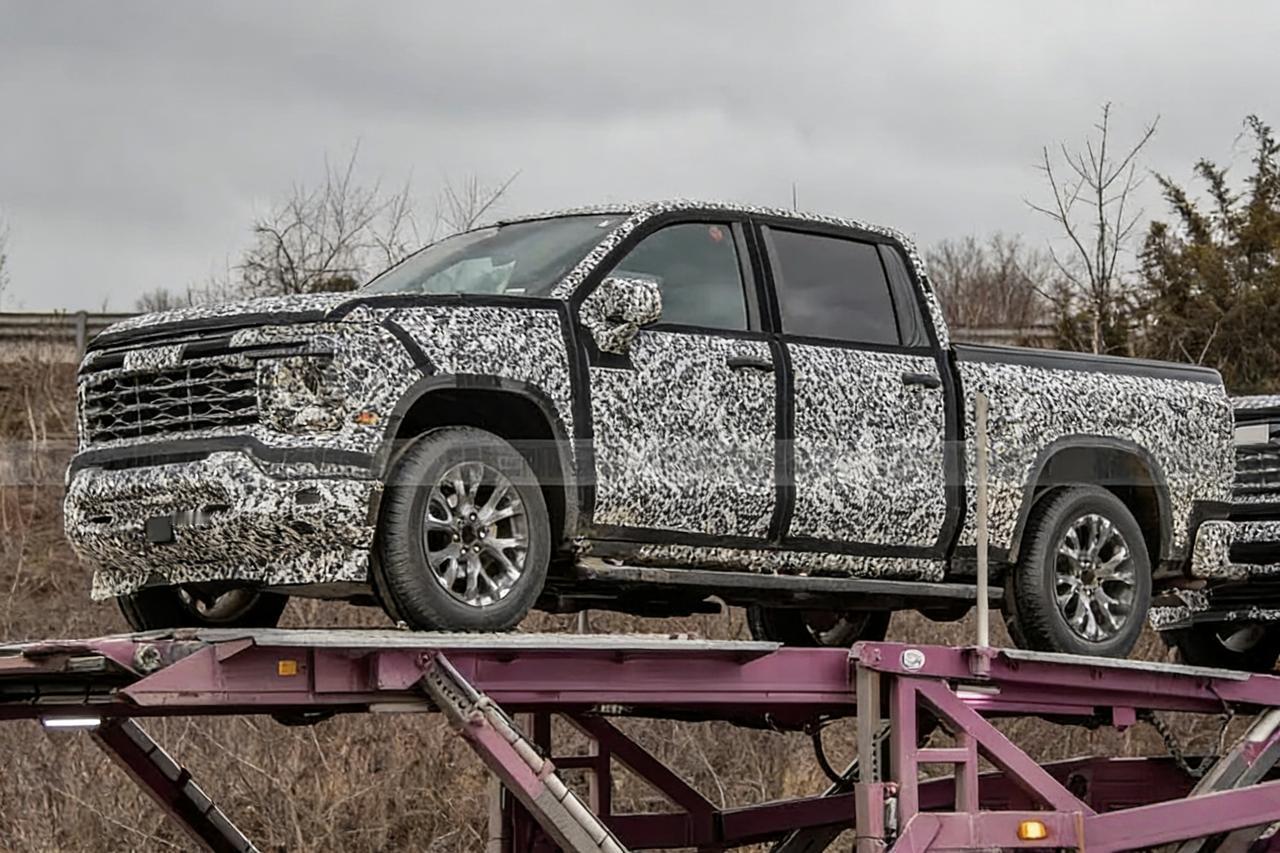 全新雪佛兰索罗德量产谍照 全尺寸皮卡 多种动力选择
 
外观上，前脸分体式大灯，