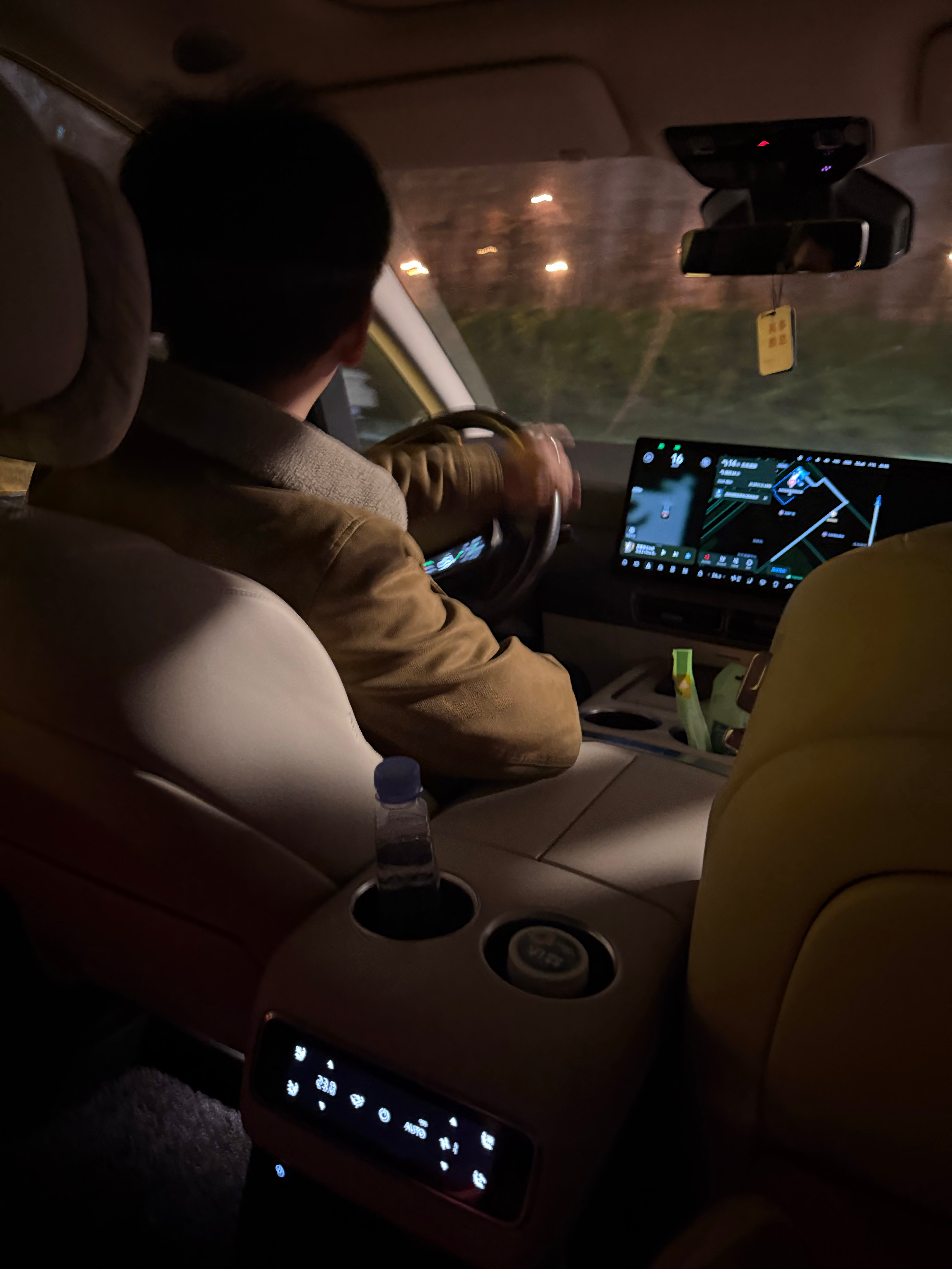 到首都有专属司机开MEGA接上还管了饭，这样的出差麻烦多安排几次😊 北京