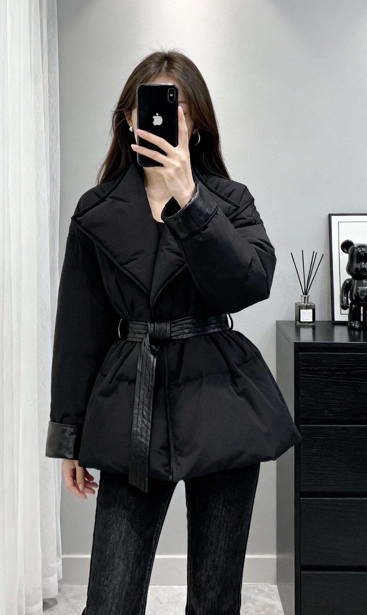 姐妹们，今年超火的面包服我买回来了！上身真的好显瘦啊！它是这种宽宽松松的版型，下