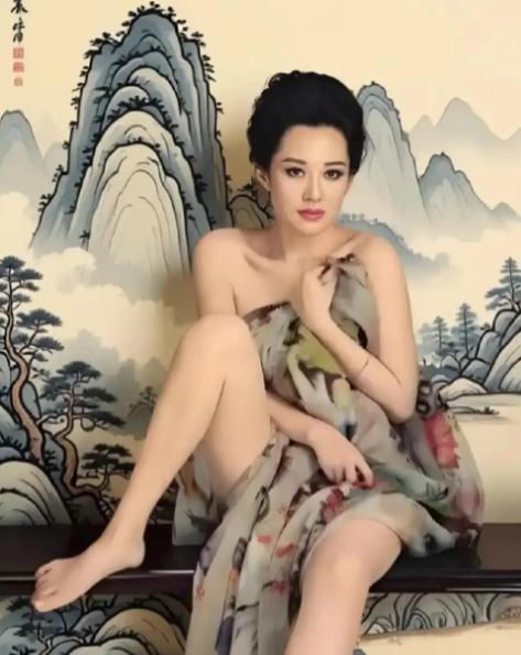 许晴49岁那年，“脱得精光”。姜文在发布会上夸她屁股是“美啊”

2018年《邪