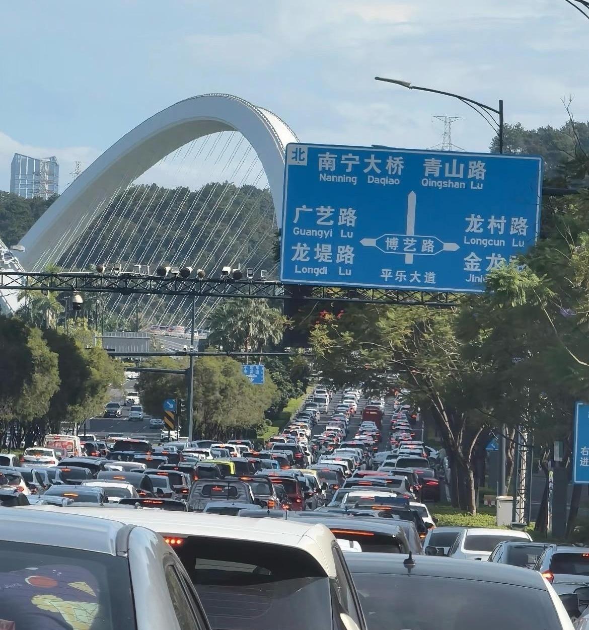 谁能想到，我当年为了图个清净搬去良庆，现在周末连自家小区门口都抢不到一个车位？
