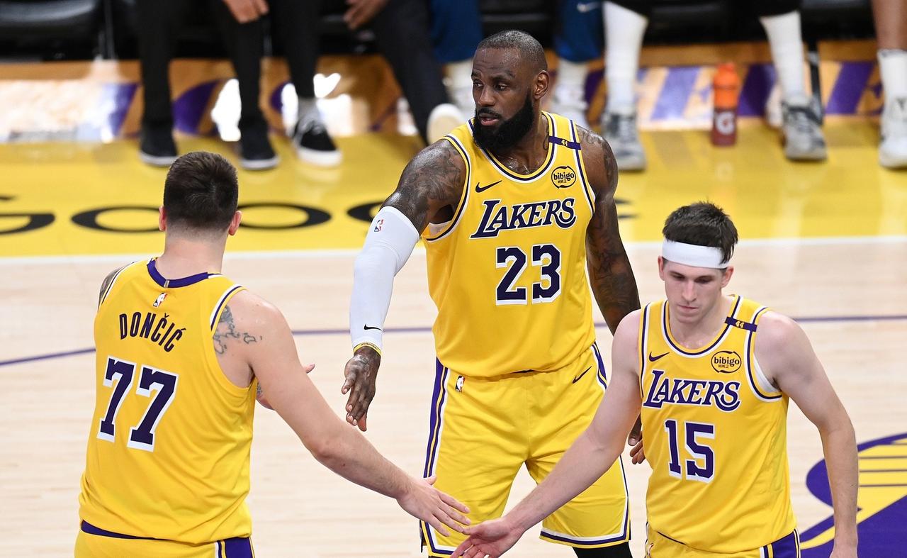 詹姆斯真的是宝刀未老啊，在今天湖人与独行侠的比赛中，湖人当家球星詹姆斯发挥出色，