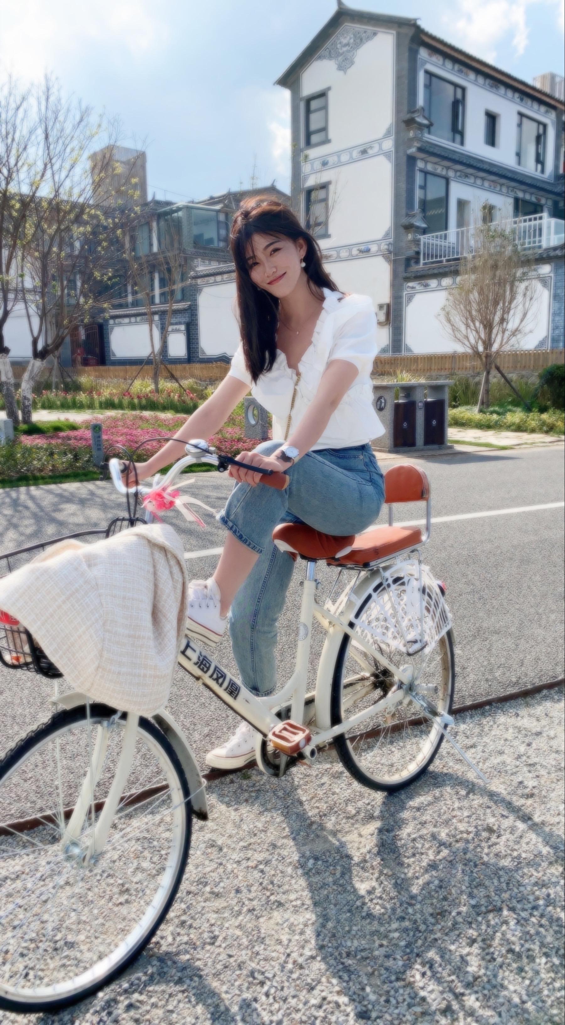 豪车里只有眼泪 自行车🚲才有微笑😊