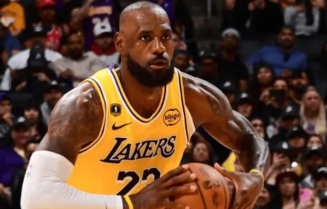 甘当绿叶，令人泪目，值得尊重！詹姆斯目前已连续7场比赛出手不超15次，职业生涯最