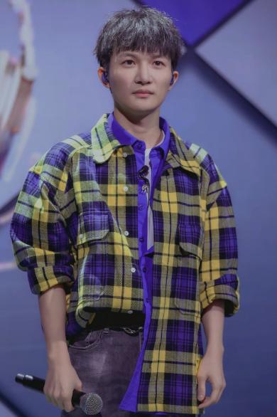 2014年，那英对周深说：“虽然你很有才华，但我更喜欢李维。”随后周深被淘汰。5