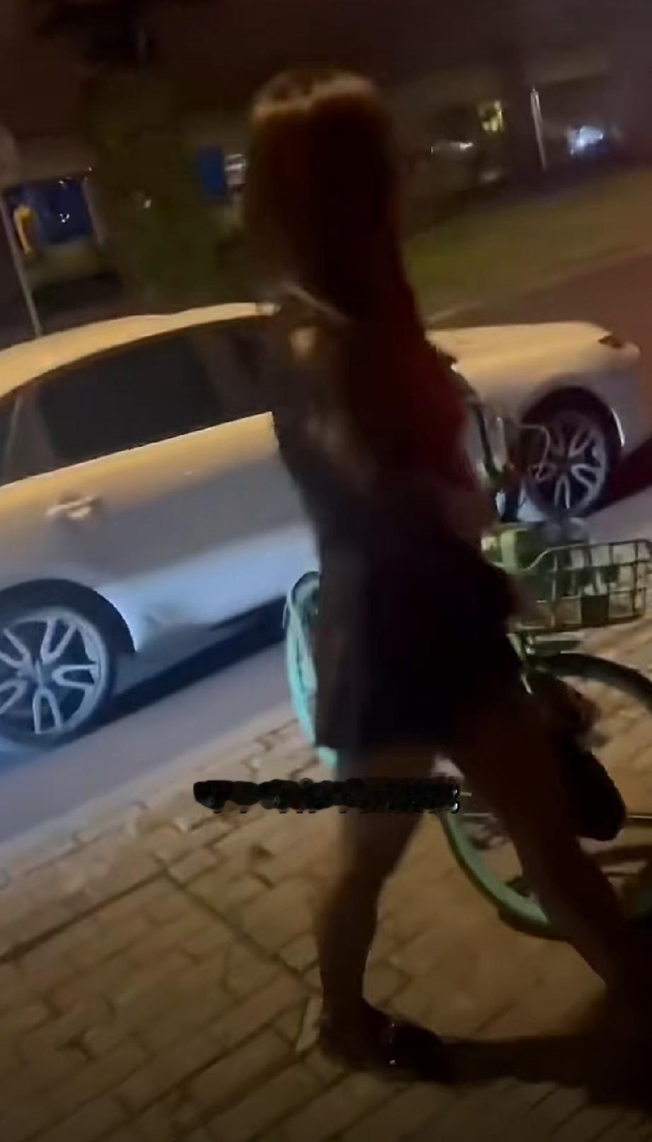 成都街头，一名小伙识破男扮女装的站姐女，上前质问并拍摄。
网友：本来想买甜甜圈的