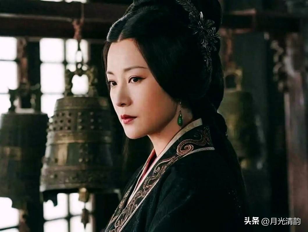 公元前195年，刘邦病逝，吕后的儿子太子刘盈继位，是为惠帝。为了稳固儿子的皇位，