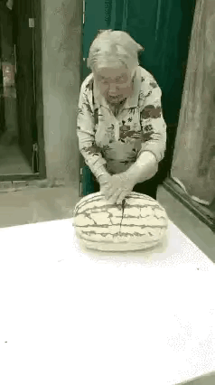 这到底是刀的问题？西瓜的问题？桌子的问题？还是老太的问题？