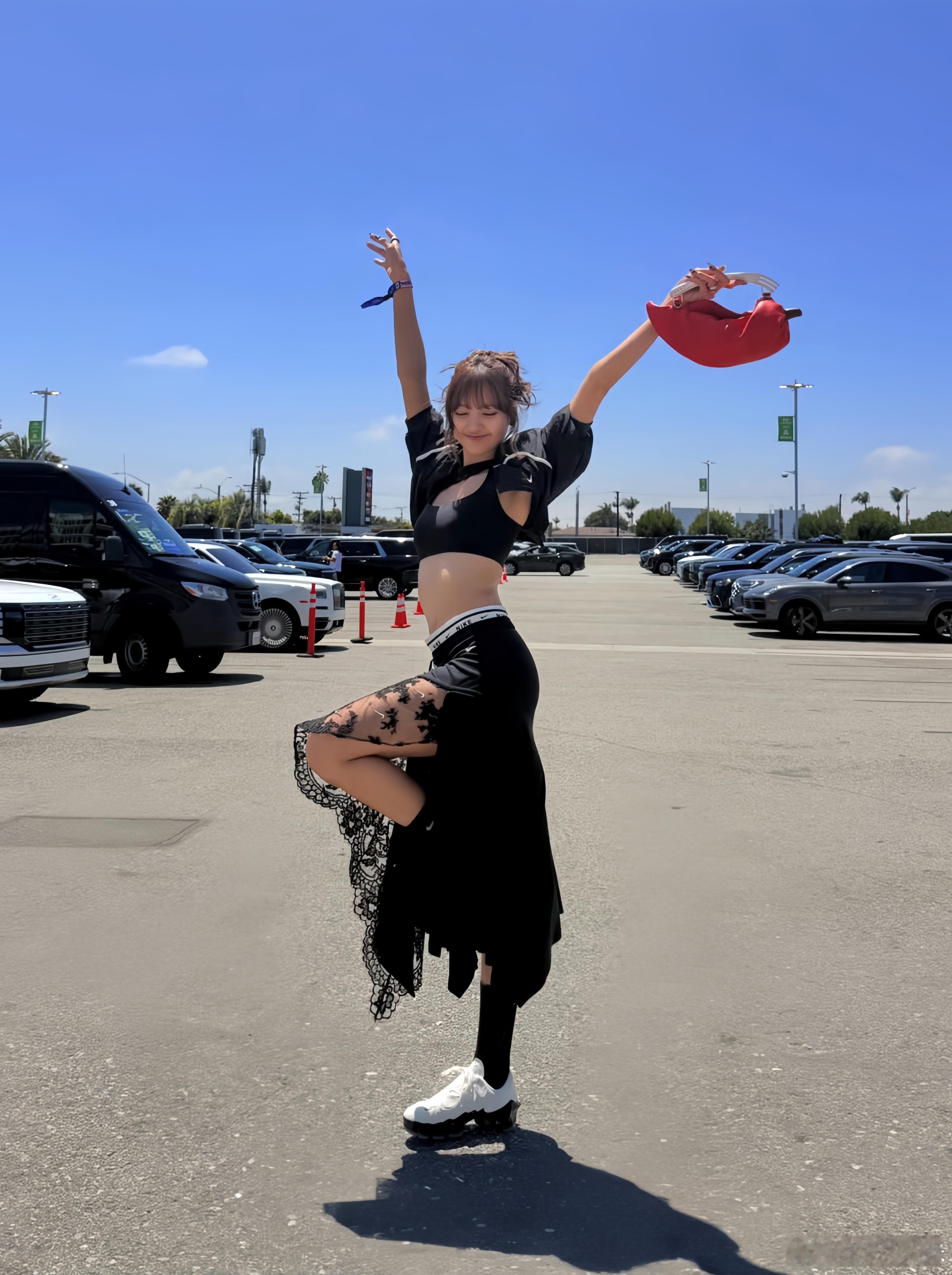 Lisa现身世界杯LA站收官战，身着全套Nike在Sofi观比西对决，连戒指都是
