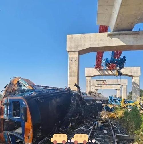 泰国重大惨剧！
 
当地时间1月14日上午，泰国呵叻府突发惊天事故：在建高铁项目