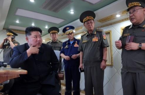 朝鲜试射新型防空导弹金正恩现场观摩当地时间8月23日，朝鲜导弹总局为检验经改良的