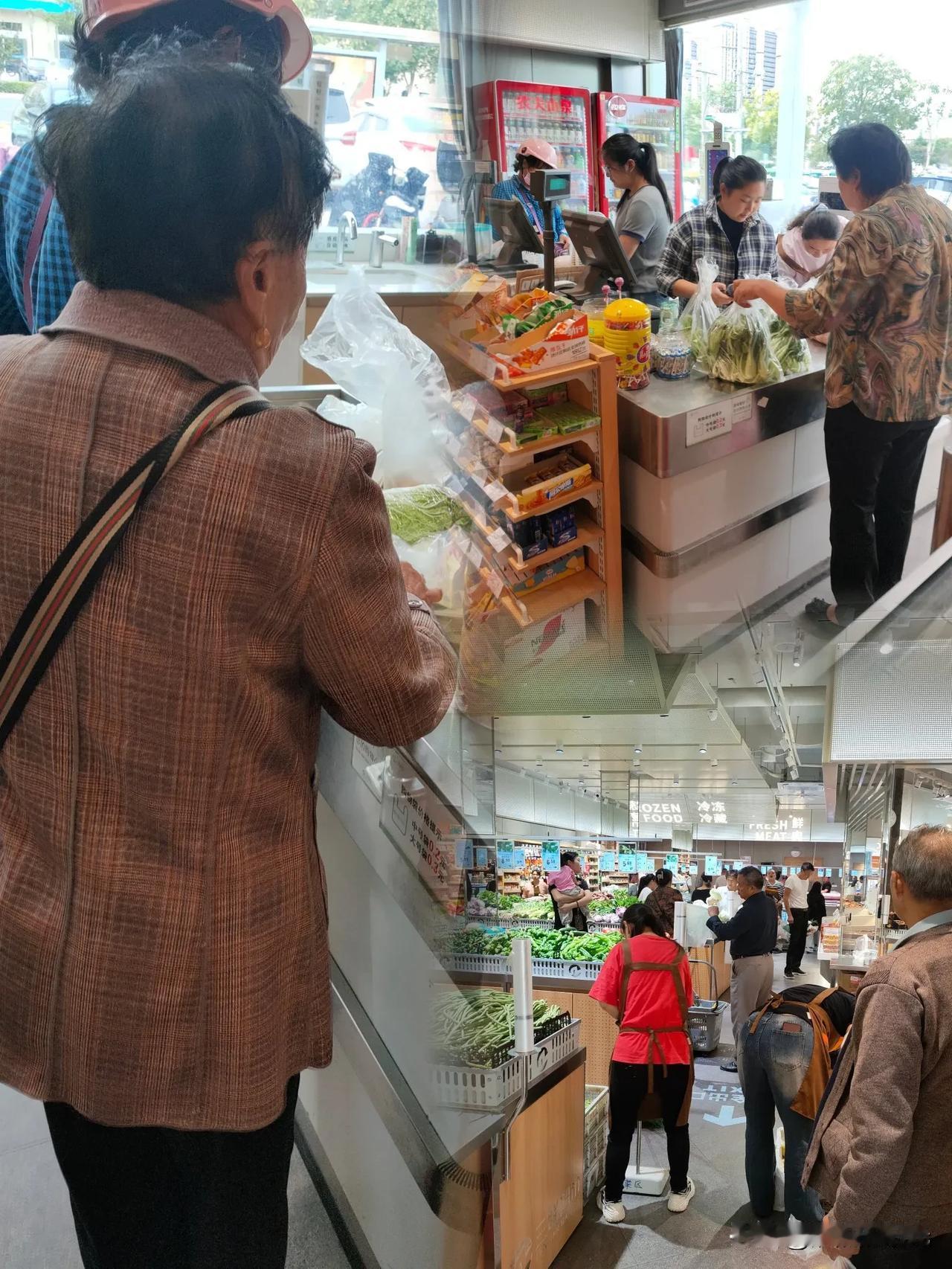 大家发现没？

不管在什么地方排队，总有大爷大妈来插队！

刚才在超市买东西，选