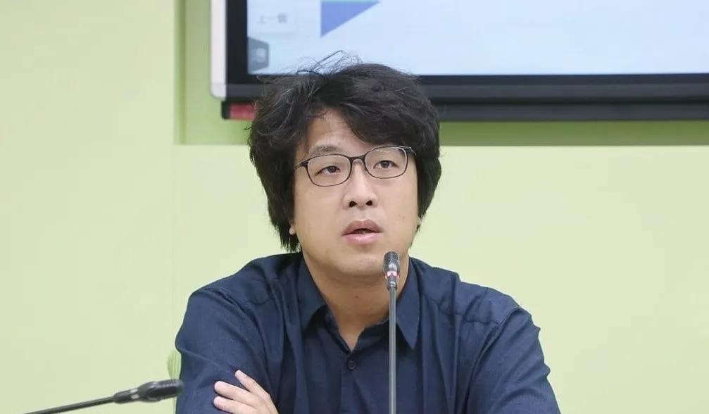 台独顽固分子沈伯洋昨天(16日)，“台湾是主权独立国家，这是现状；从头到尾要改变