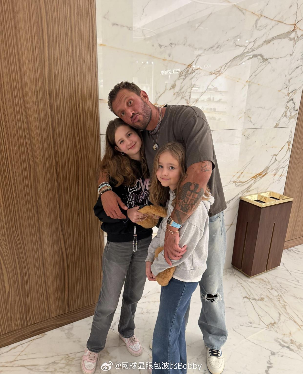 萨巴伦卡男友蛮小孩的，萨巴伦卡之前在颁奖礼“逼婚”，大哥该行动起来了网球萨巴伦卡