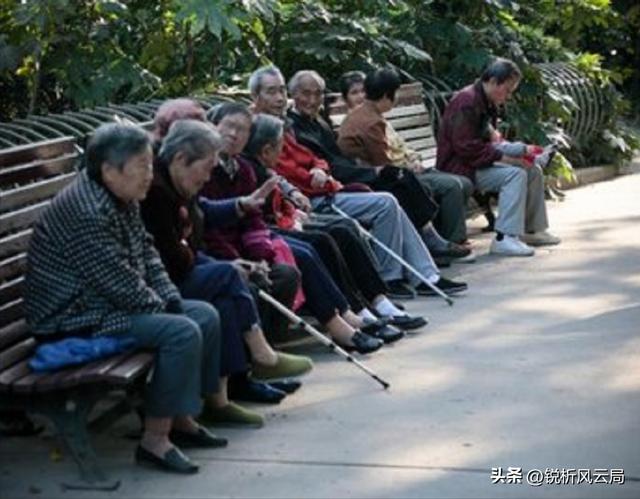 老人变少并非完全好事，你的养老金未来可能面临压力，8090后将承担大多数负担。