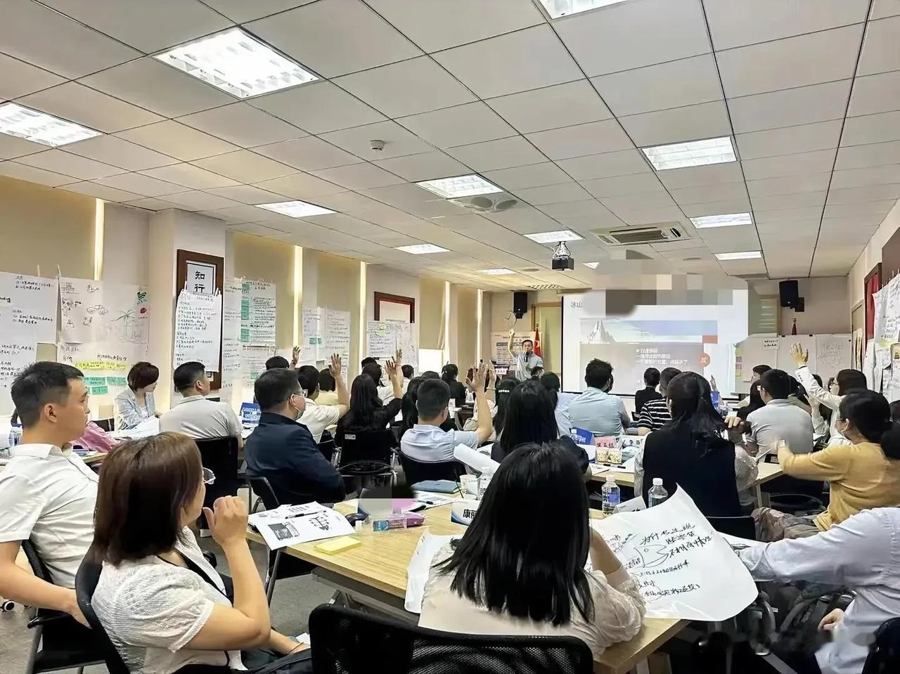 公司半年度人员盘点工作完成后，老板指着36岁的平均年龄做出了“要年轻化”的指令…