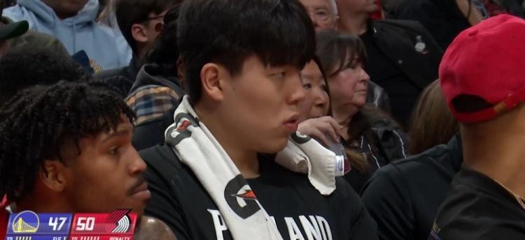 杨瀚森的NBA第一课，不是投篮训练。
是今晚坐在开拓者板凳最末端，看着库里在对面