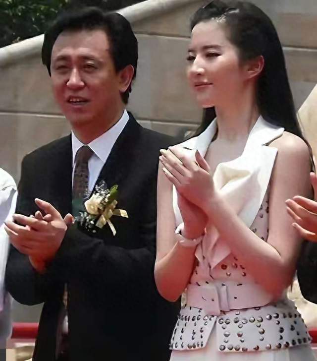 许家印案越挖越深，刘亦菲被15年前一张合影坑惨了