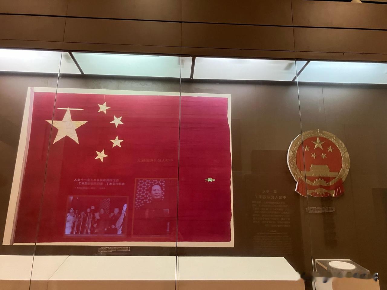 在北京博物馆，当他的身影被国旗前的玻璃反射出来时的样子！
是故意为之？还是巧合？