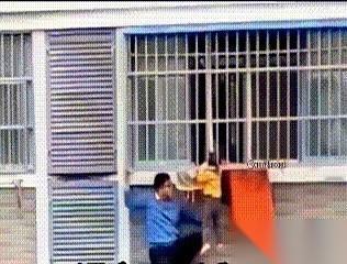 半空里荡着两条小细腿，脖子死死卡在阳台栏杆缝里！
这不是短视频里的特效，这是刚才