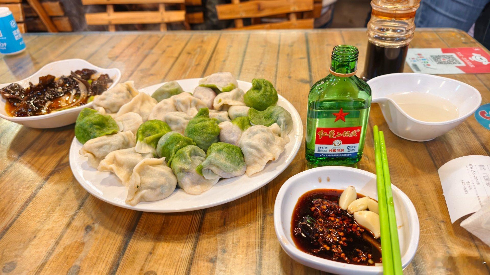 九鲜馅儿一如既往的实诚，这个紫甘蓝锅巴馅儿会带来碳水裹碳水的感觉……祝大家冬至快