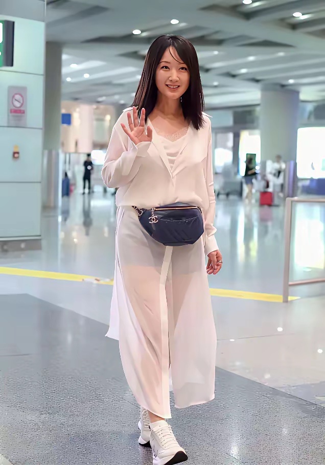 杨钰莹这身穿搭，实在是一言难尽啊！特别是那个腰包，现在是不是有些过时了，难道是我