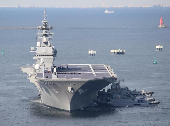 每天认识一件兵器 日本“出云”级直升机驱逐舰“出云”级是日本新一代直升机驱逐舰，