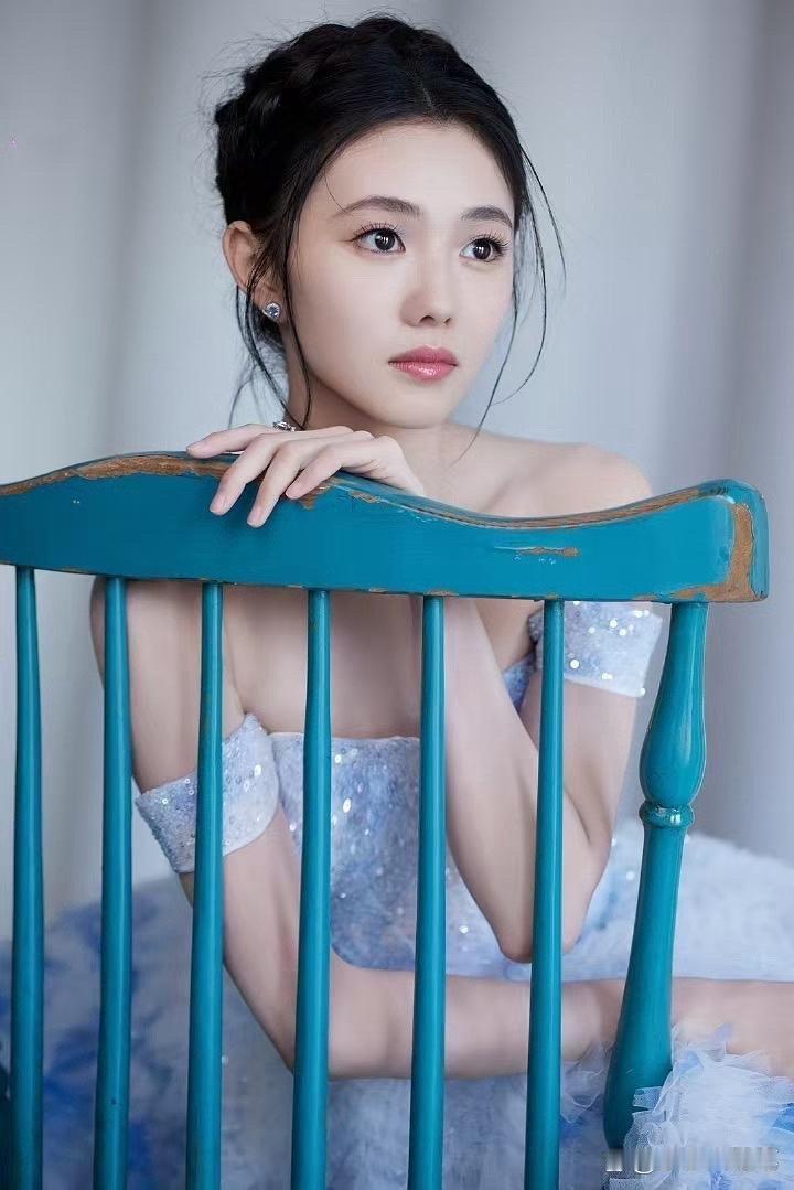 刘浩存这气质太绝啦，清清丽丽、温温婉婉的。她穿着抹胸毛毛裙，看着特别元气，还带着