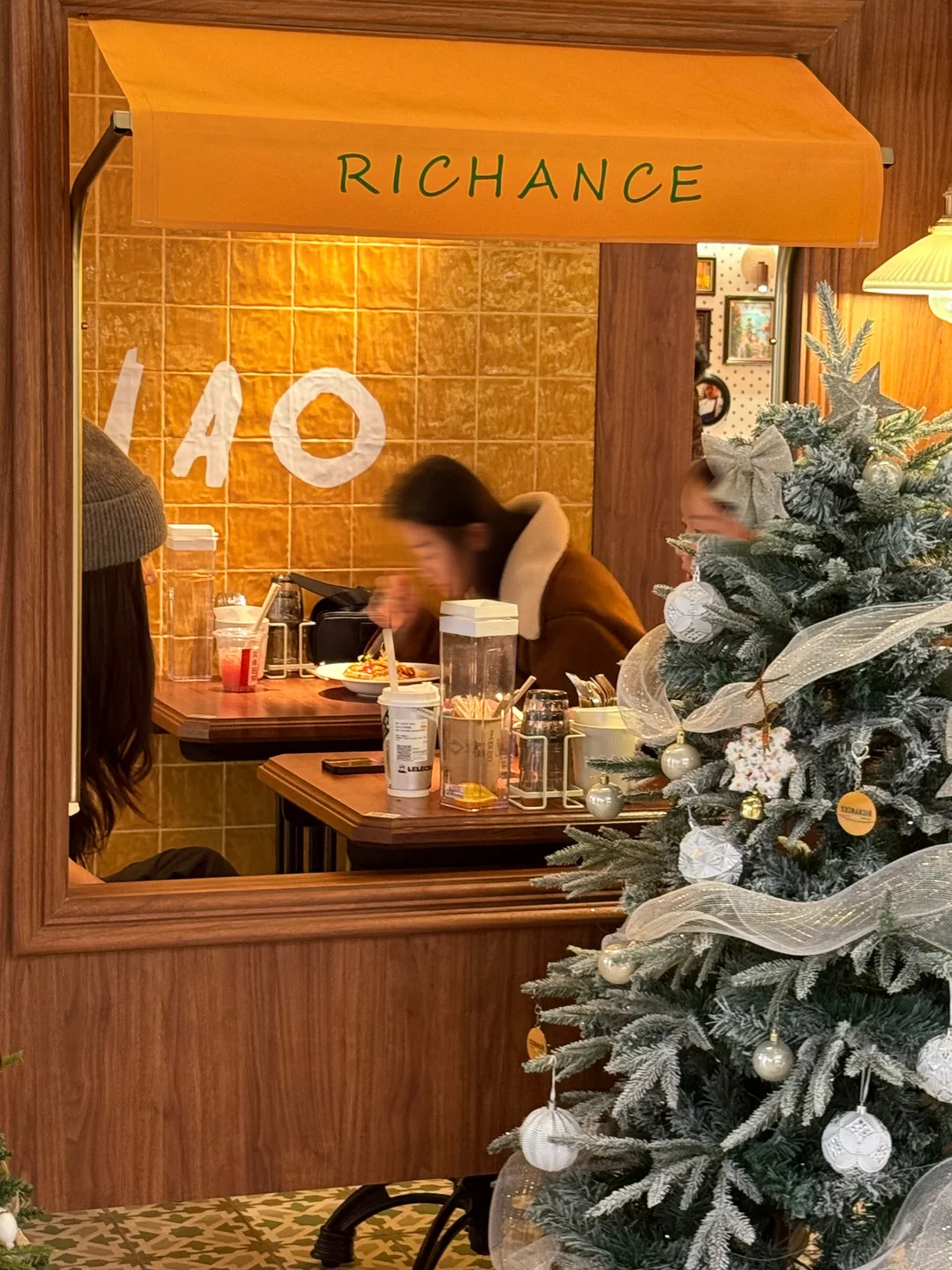 感觉这个窗口好温暖……忍不住拍一张！🎄