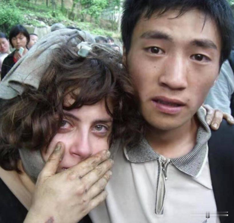 2008年，四川小伙救下了一个以色列女孩，并护送她抵达了安全的地方，女孩一直记得